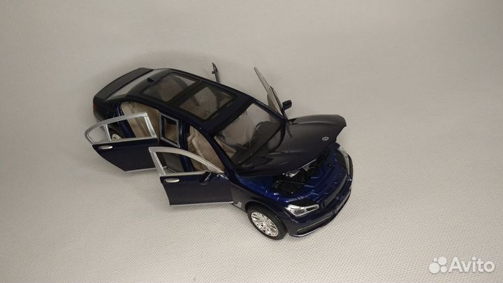 Модель автомобиля BMW 760 long масштаб 1/24