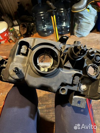 Передняя правая фара на Рено Логан