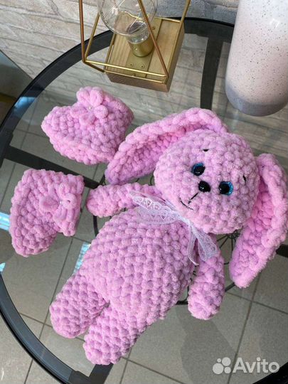 Вязаная игрушка зайчик и пинетки