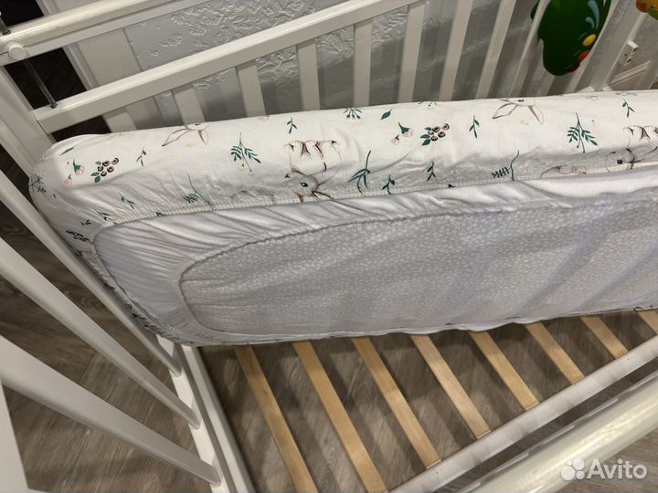 Детская кроватка с маятником