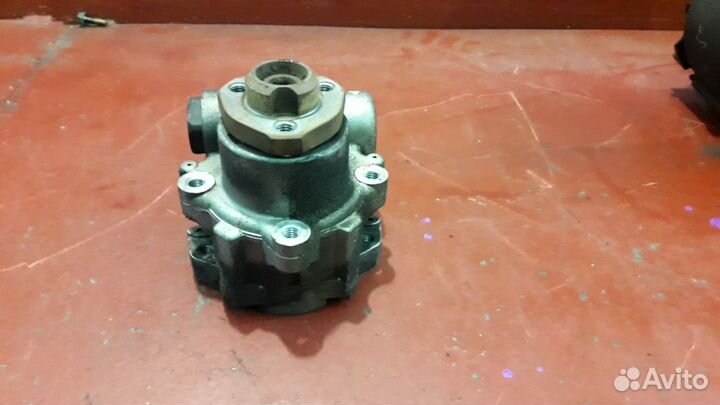 Насос гура Фольксваген Транспортер Т4 1.9, 2.4 Д