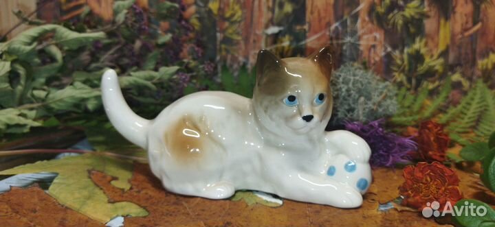 Играющий Котёнок с мячом фарфор
