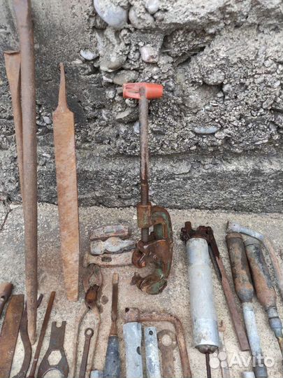 Шприцы для смазки и ключи + труборез