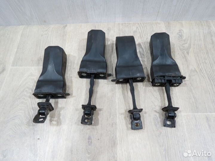 Ограничитель двери Volkswagen Polo