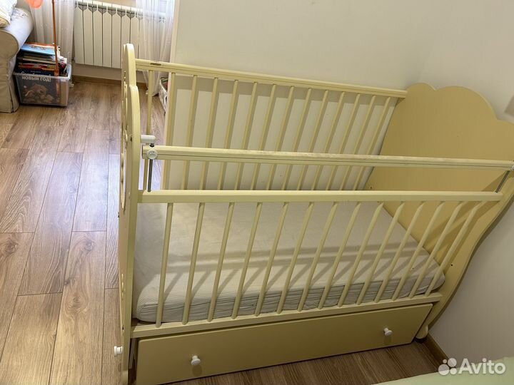 Детская кровать с маятником и ящиком