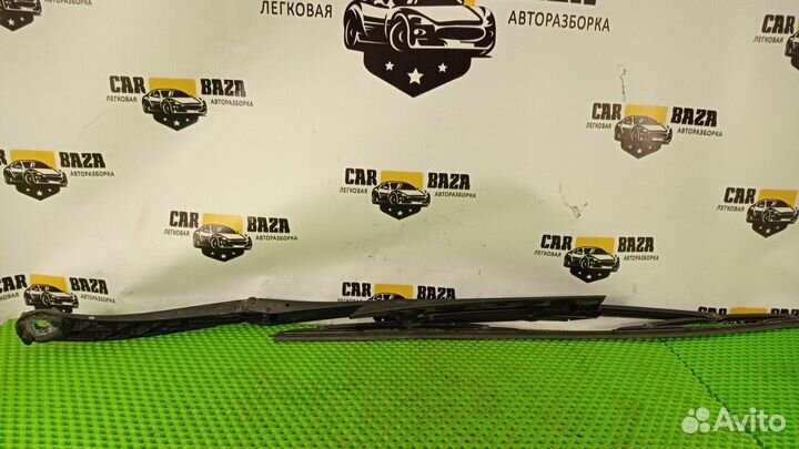 Поводок стеклоочистителя передний правый R