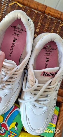 Кроссовки женские Bershka