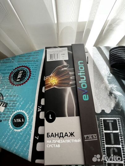 Бандаж на лучезапястный сустав левый