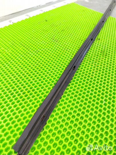 Уплотнитель двери на кузов левый Opel Astra Gtc