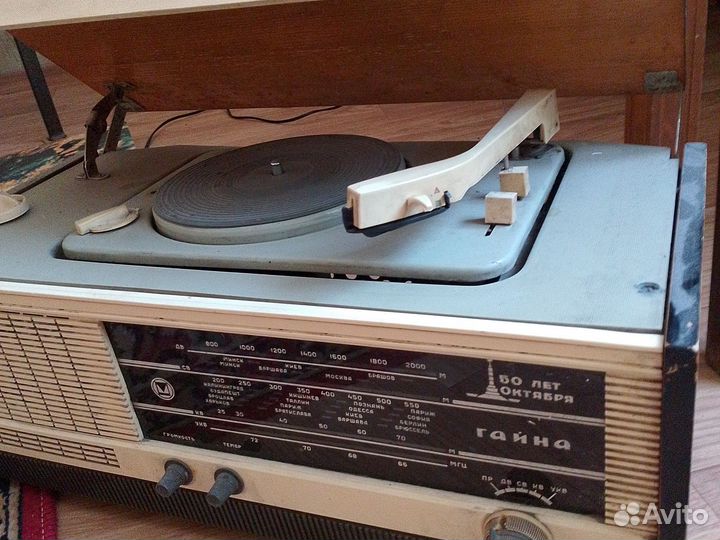 Приёмник с проигрывателем, гайна