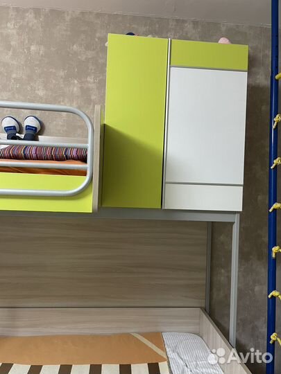 Детский уголок: две кровати, шкаф, шифоньер, пенал