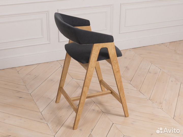 Полубарный стул
