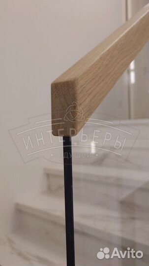 Перила из стекла с деревянным поручнем