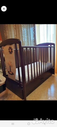 Детская кроватка с маятником