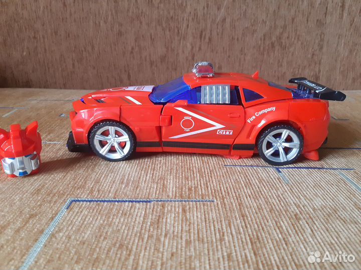 Два робота трансформера машины