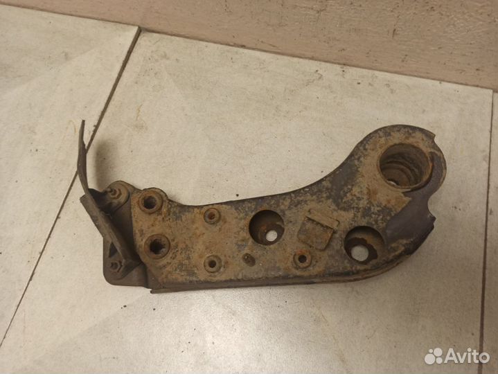 Кронштейн задней балки