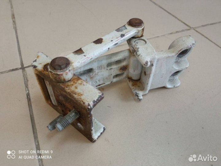 Петля двери задняя правая Ford Transit