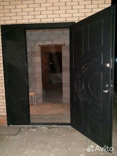 Металлическая перегородка/кладовка с дверью