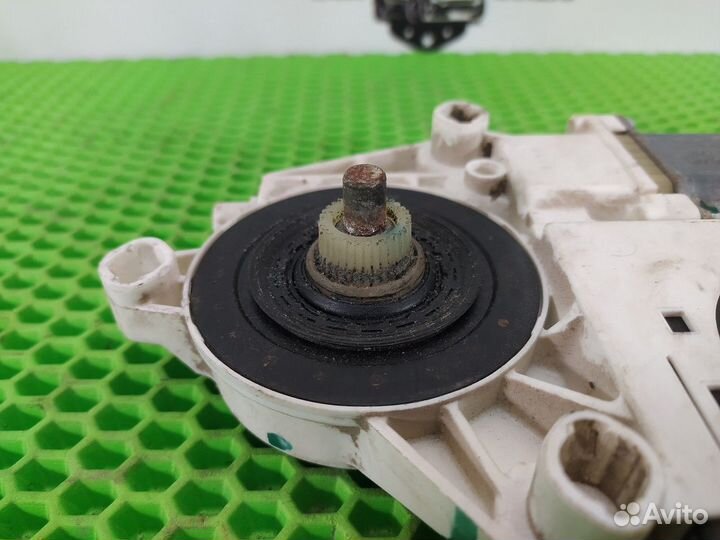 Моторчик стеклоподъемника передний правый R