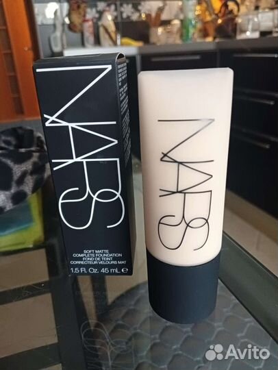 Матовый стойкий тональный крем nars
