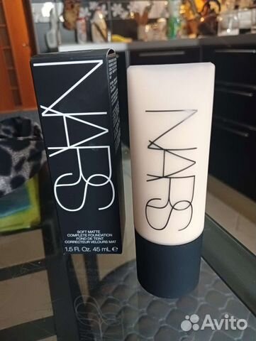 Матовый стойкий тональный крем nars