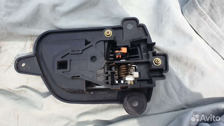 Внутренняя ручка двери Mitsubishi Outlander XL