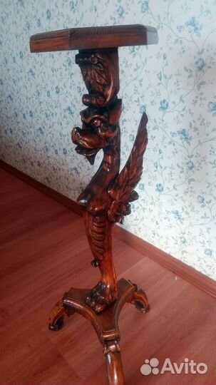 Сфинкс, стол, подарочные подсвечники. тумба