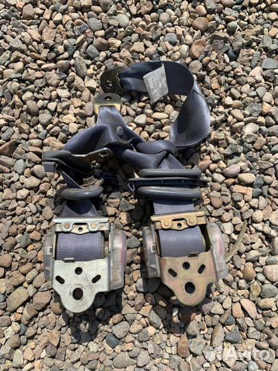 Ремень безопасности задний Toyota Harrier MCU10