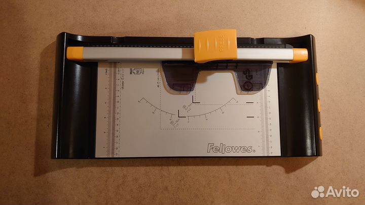 Резак дисковый Fellowes Neutron A4 Plus CRC54101