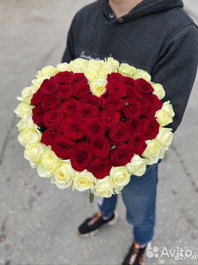 Сердце из роз. Букет 51 роза 70см с оформлением