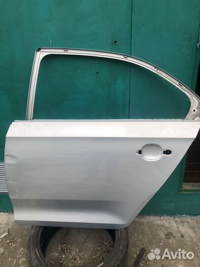 Дверь левая skoda rapid