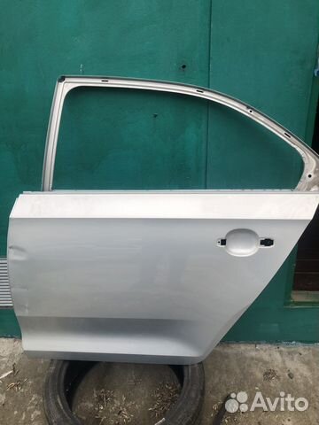 Дверь левая skoda rapid