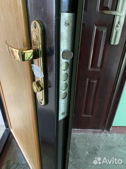 Дверь входная металлическая правая бу