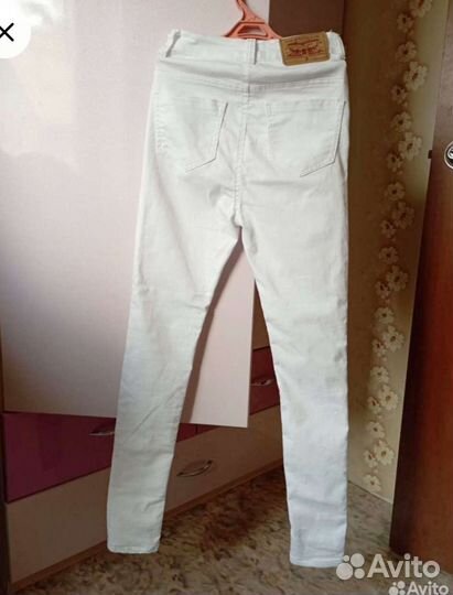 Белые джинсы