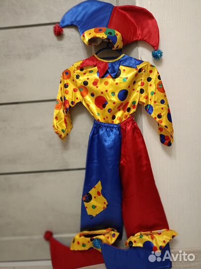 Прокат костюмов:русско- народного, скомороха