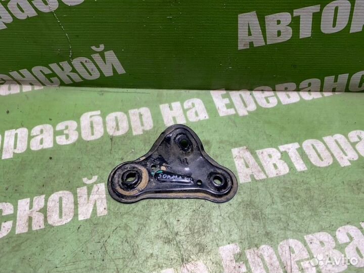 Кронштейн подрамника передний правый Hyundai