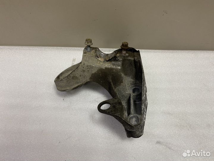 Кронштейн опоры двигателя левый Ауди А4 Б6 8Е