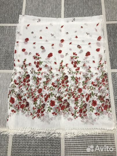 Платок белый с красными цветами 70*187 см