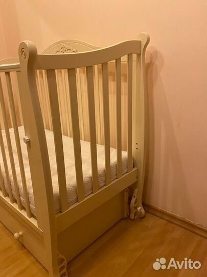 Детская кроватка с маятником из массива дерева