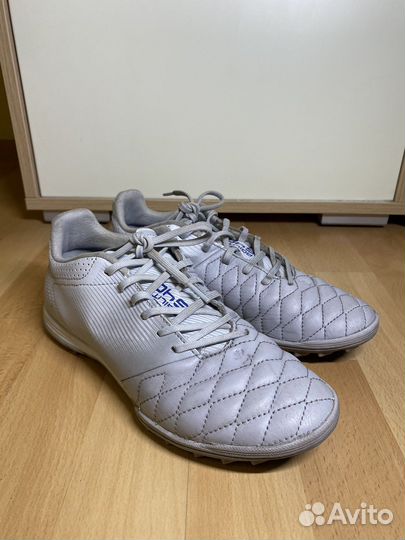 Футбольные бутсы (шиповки)