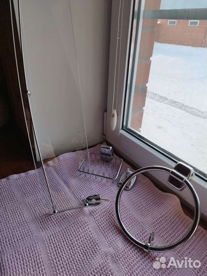 Полка стеклянная в ванную