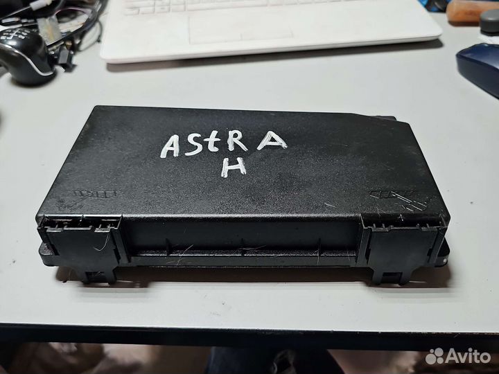 Крышка блока предохранителей Opel Astra H Zafira B