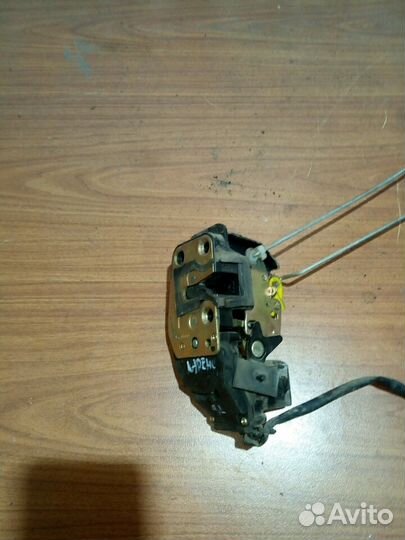 Замок задней левой двери Kia Carens 1