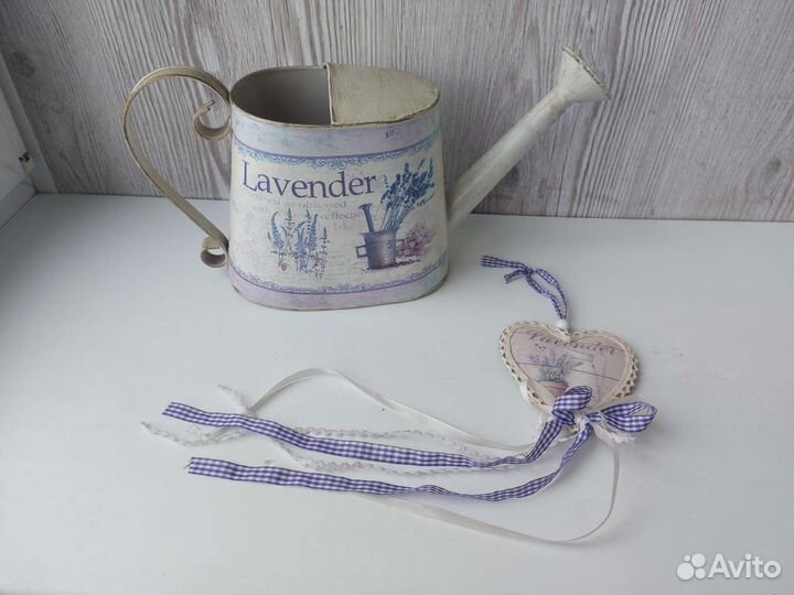 Лейка и подвеска с лавандой