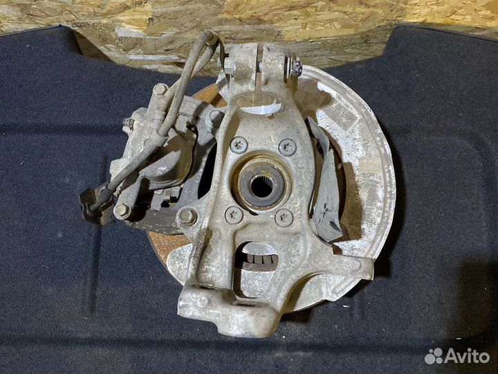 Kia Stinger передний левый кулак