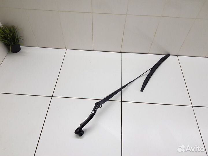 Поводок стеклоочистителя (правый)