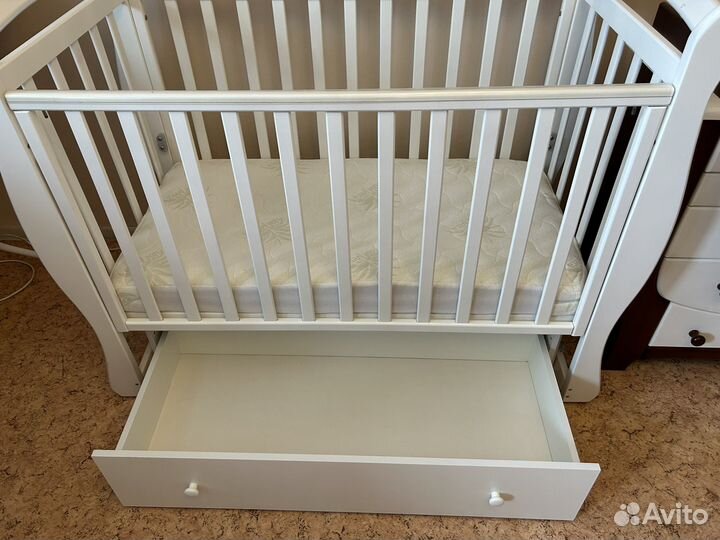 Детская кроватка с маятником. Комод пеленальный