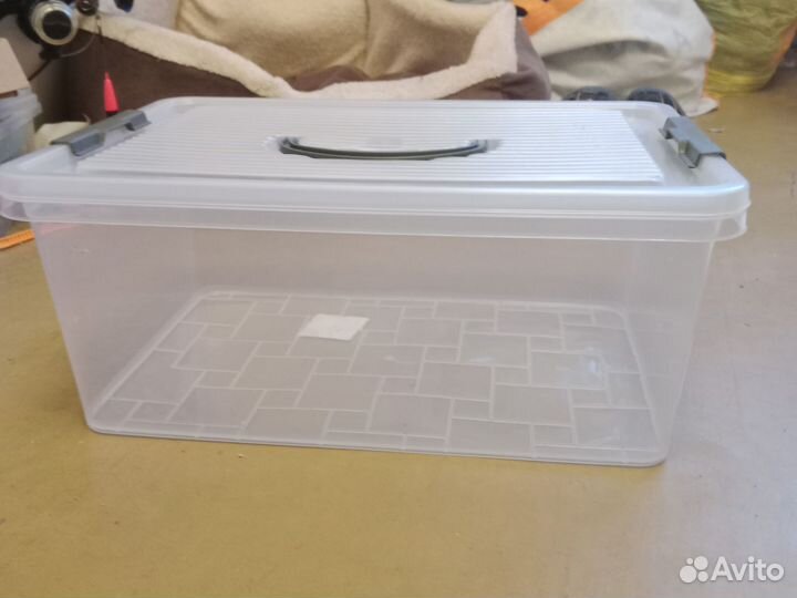 Красноухая черепаха с аквариумом