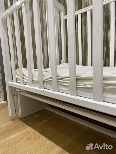 Детская кроватка с маятником