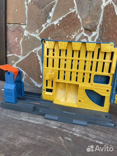 Трек Hot wheels bank blast-out набор